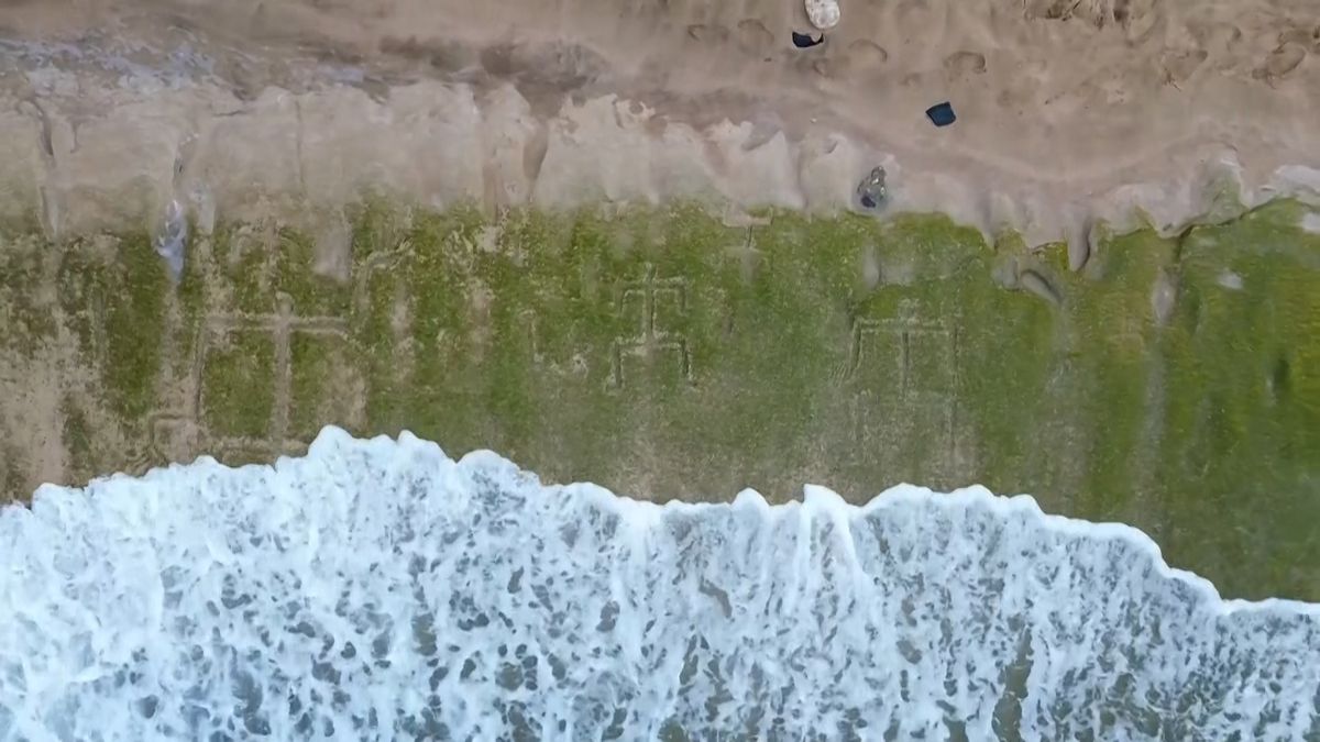 Starodávné poselství v písku. Příliv opět odhalil petroglyfy na Havaji