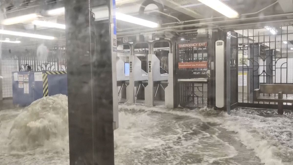 Bleskové povodně uvěznily lidi v newyorském metru