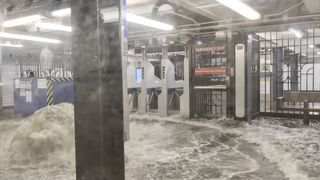 Bleskové povodně uvěznily lidi v newyorském metru