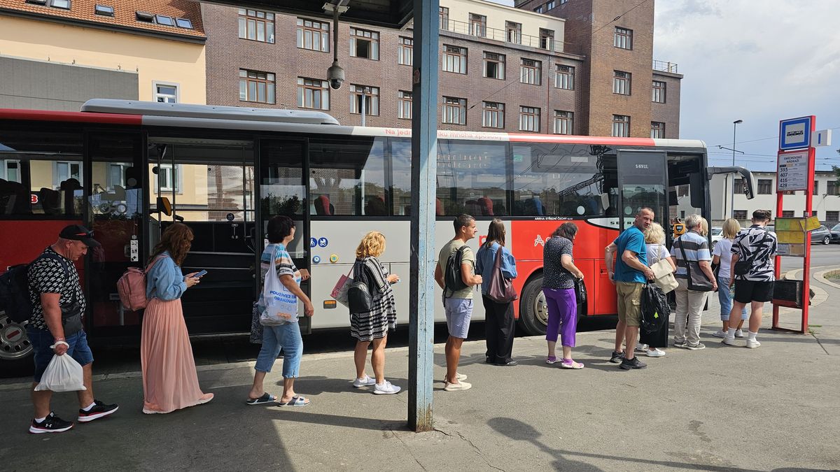 Změna na příměstských linkách u Prahy: Nastupovat do autobusů se bude všemi dveřmi, přibude revizorů
