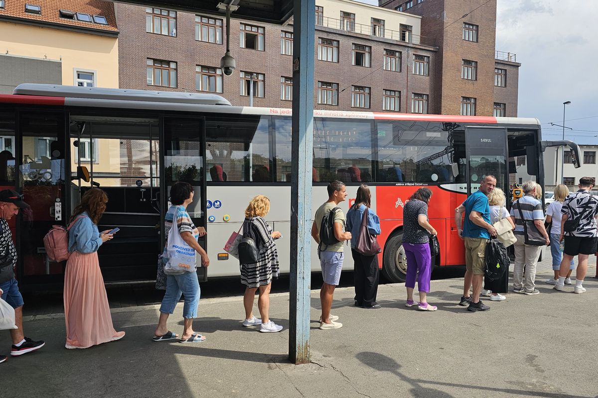 Změna na příměstských linkách u Prahy: Nastupovat do autobusů se bude všemi dveřmi, přibude revizorů