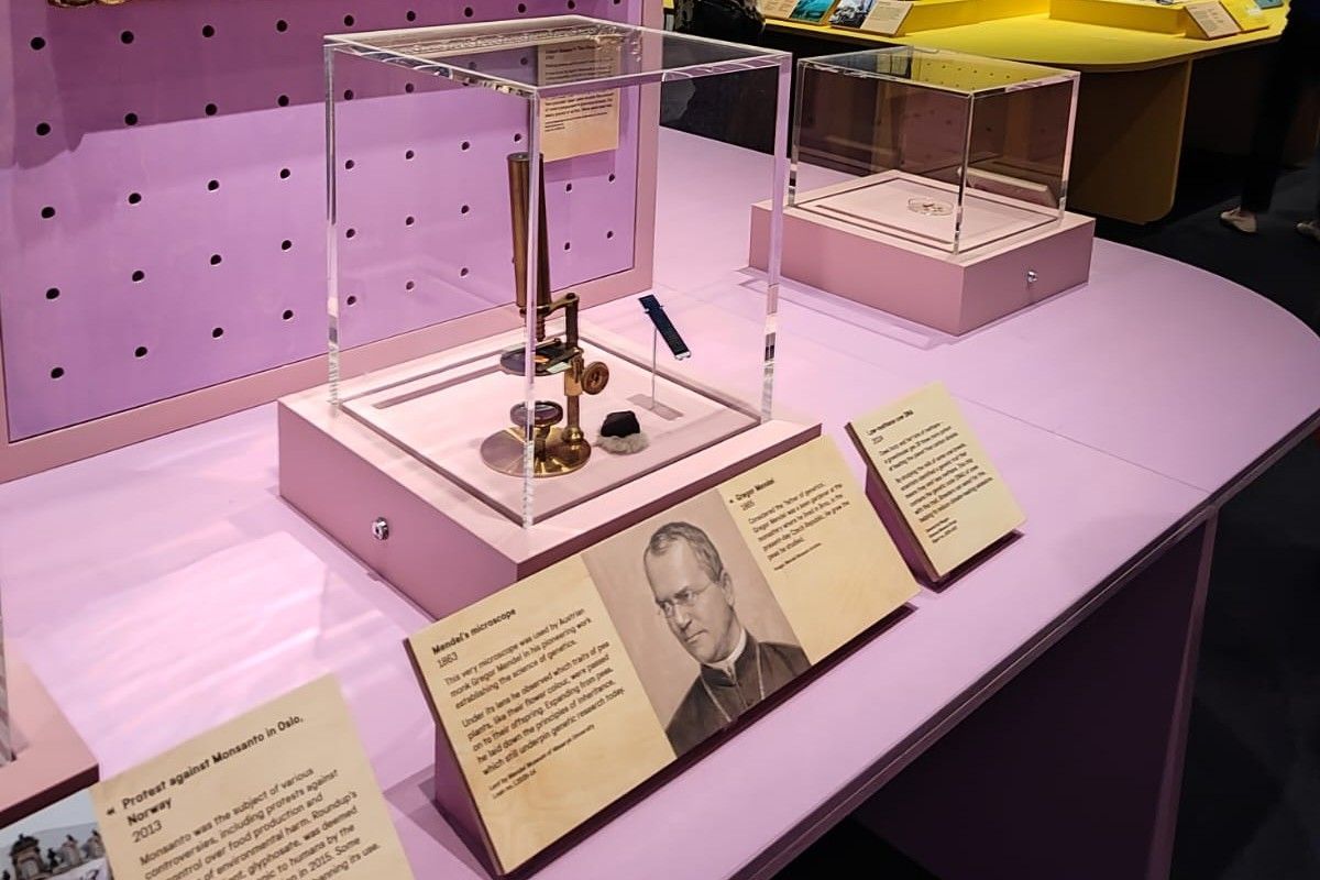 Slavné londýnské Science Museum vystavuje legendární Mendelův mikroskop