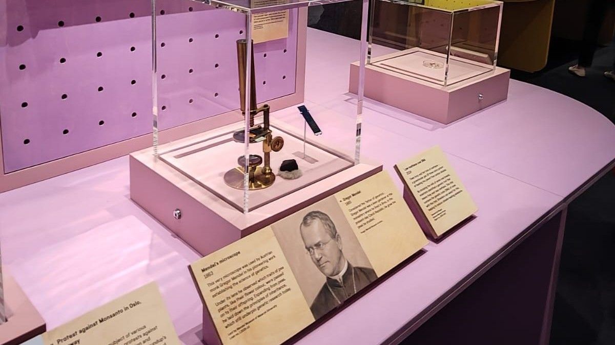 Slavné londýnské Science Museum vystavuje legendární Mendelův mikroskop
