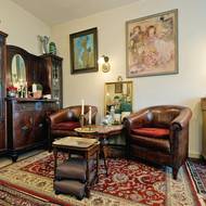 Z pohledu od silnice je obývací část v prvním patře domu.