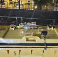 Lidé by chtěli třídit odpad, ale mají smůlu. Kontejnery jsou zamčené, odpadkové koše jsou pouze na směs.