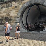 Před polednem kobky ožívají pomalu, jejich čas přichází od odpoledne dál, hlavně v noci.