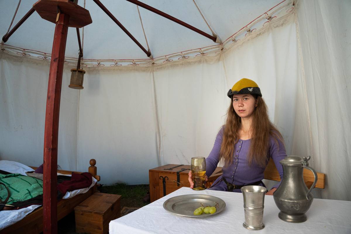 V areálu se rozložil menší dobový tábor, který se skládal ze stanů a polní kuchyně. Jeden luxusní stan měl jako součást i postel truhlu a stůl.