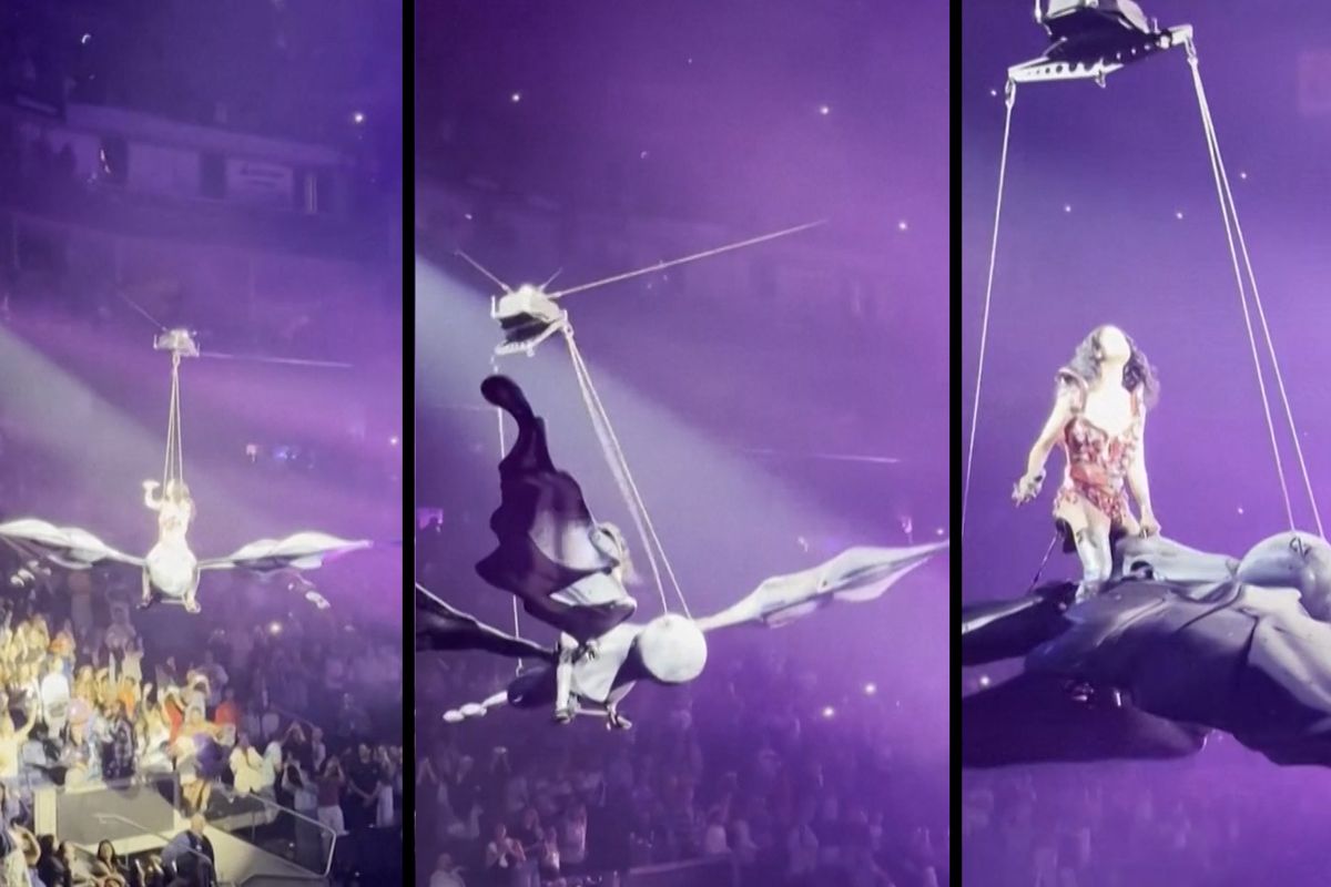 Dnes ne, Satane. Katy Perry při vystoupení zradila rekvizita, málem se zřítila do davu