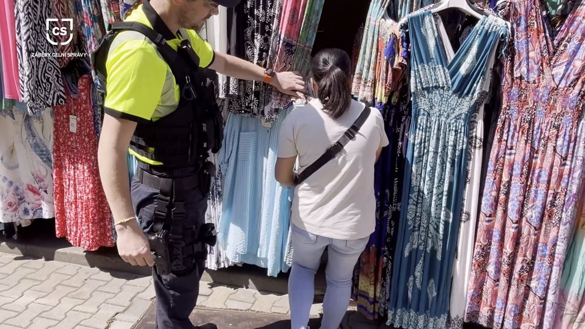 Celníci v Hřensku odhalili napěchované tajné sklady. Odvoz zajištěného zboží trval čtyři dny