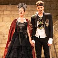 Anna Fialová a Filip Březina tvoří pár v inscenaci Shakespearovy komedie Marná lásky snaha. K vidění je na Letních shakespearovských slavnostech.