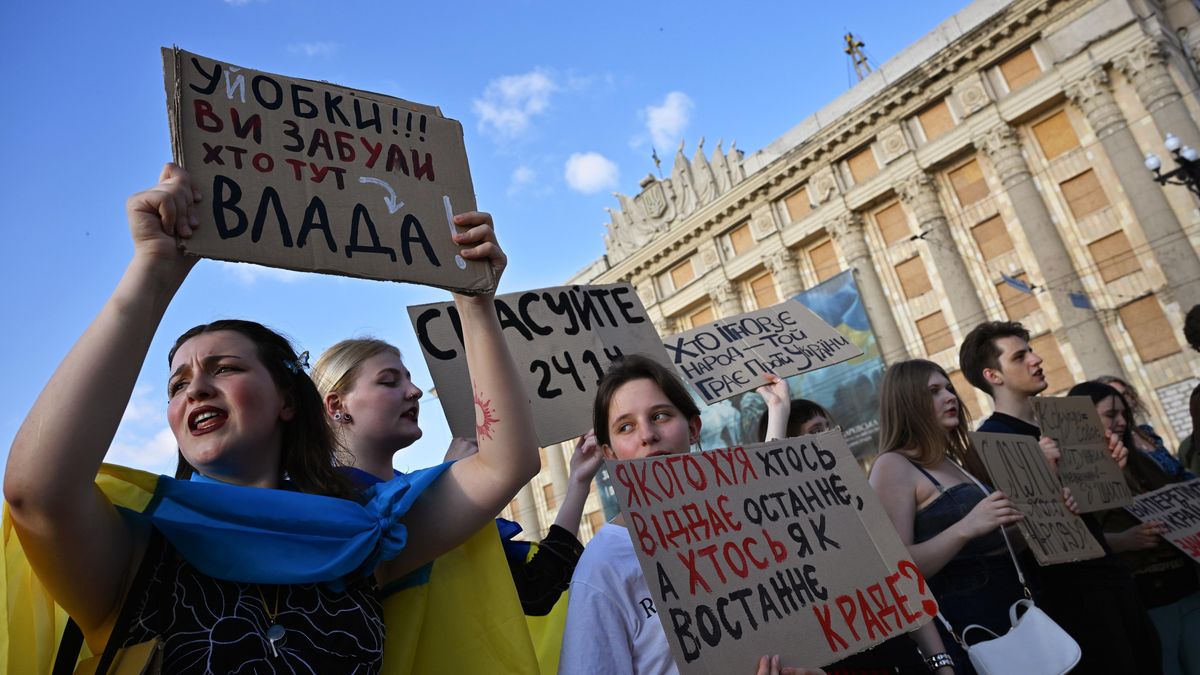 Ukrajinci jsou tak naštvaní, že se odvážili vyjít do ulic i v Charkově. Pouhých 30 kilometrů od fronty