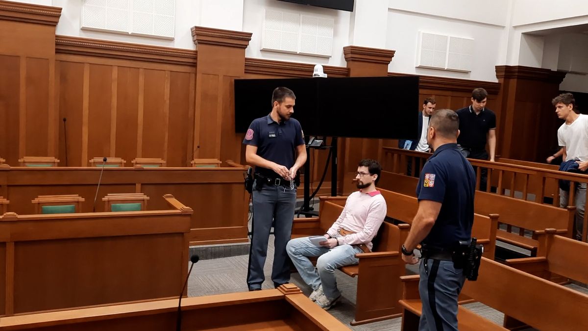 Chtěl jsem, aby byla zticha, řekl soudu muž, proč polil ženu benzinem. Ta pak málem uhořela
