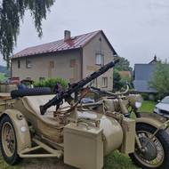 Historický armádní motocykl BMW s takzvanou „sajdkárou“
