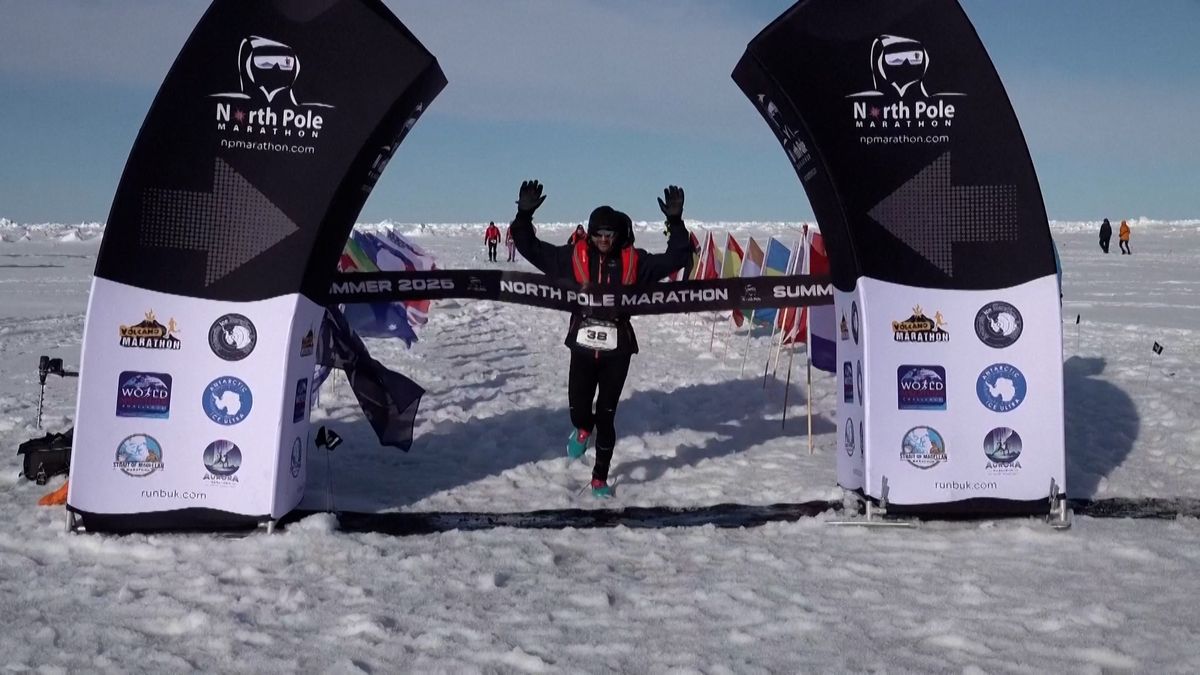Při maratonu na severním pólu padaly rekordy, běžci se připravovali už na ledoborci