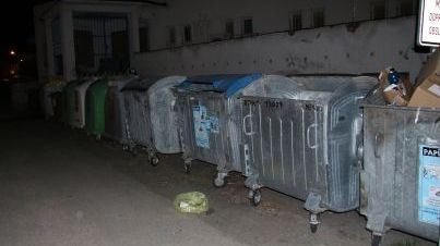 Krutá smrt. V Prachaticích někdo zabalil koťata do pytle a hodil do kontejneru