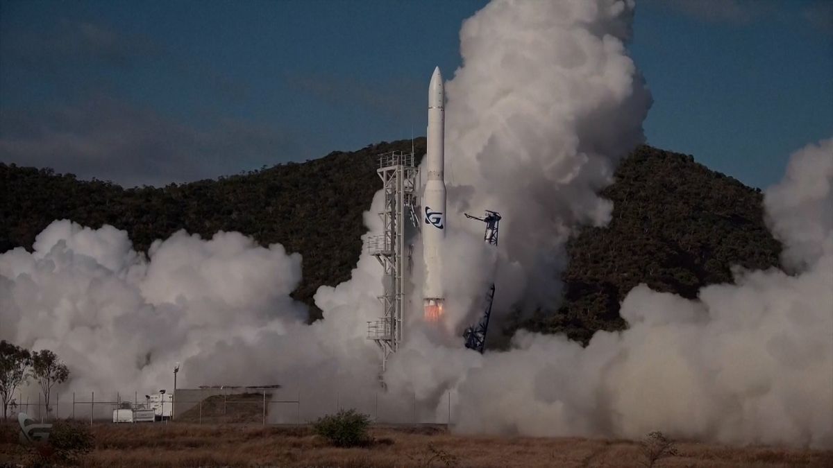 Australská raketa se hned po startu zřítila zpět na rampu