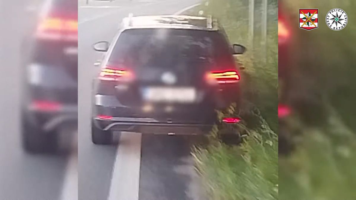 Šílená jízda. Řidič passatu u Brna kličkoval mezi pruhy, jel v protisměru a pak se převrátil