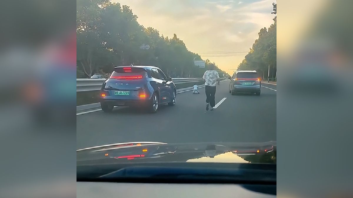 Batole na dálnici se nechtělo nechat chytit, jeho matka měla co dělat
