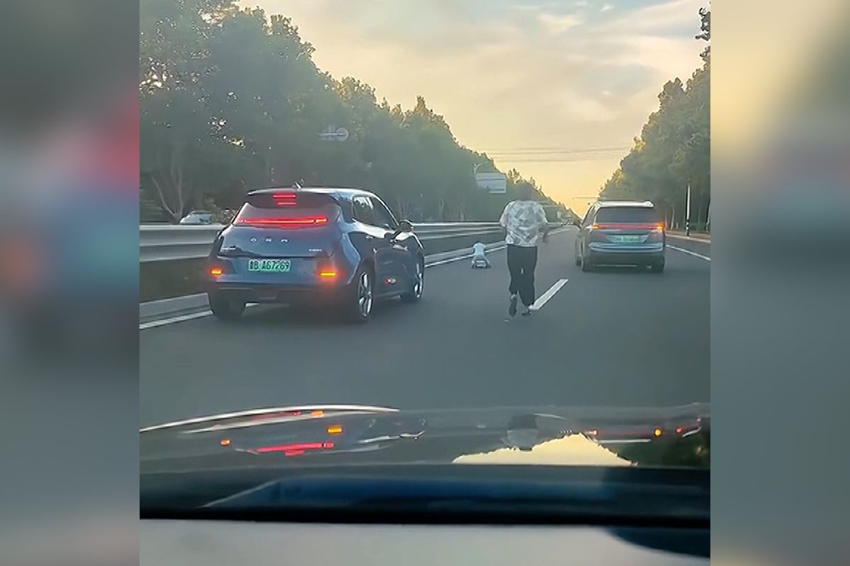 Batole na dálnici se nechtělo nechat chytit, jeho matka měla co dělat