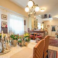 Od útulného posezení je výhled na krb, jídelní kout i kuchyňskou část.