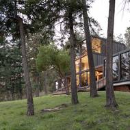 Velké množství obvodových stěn je proskleno.