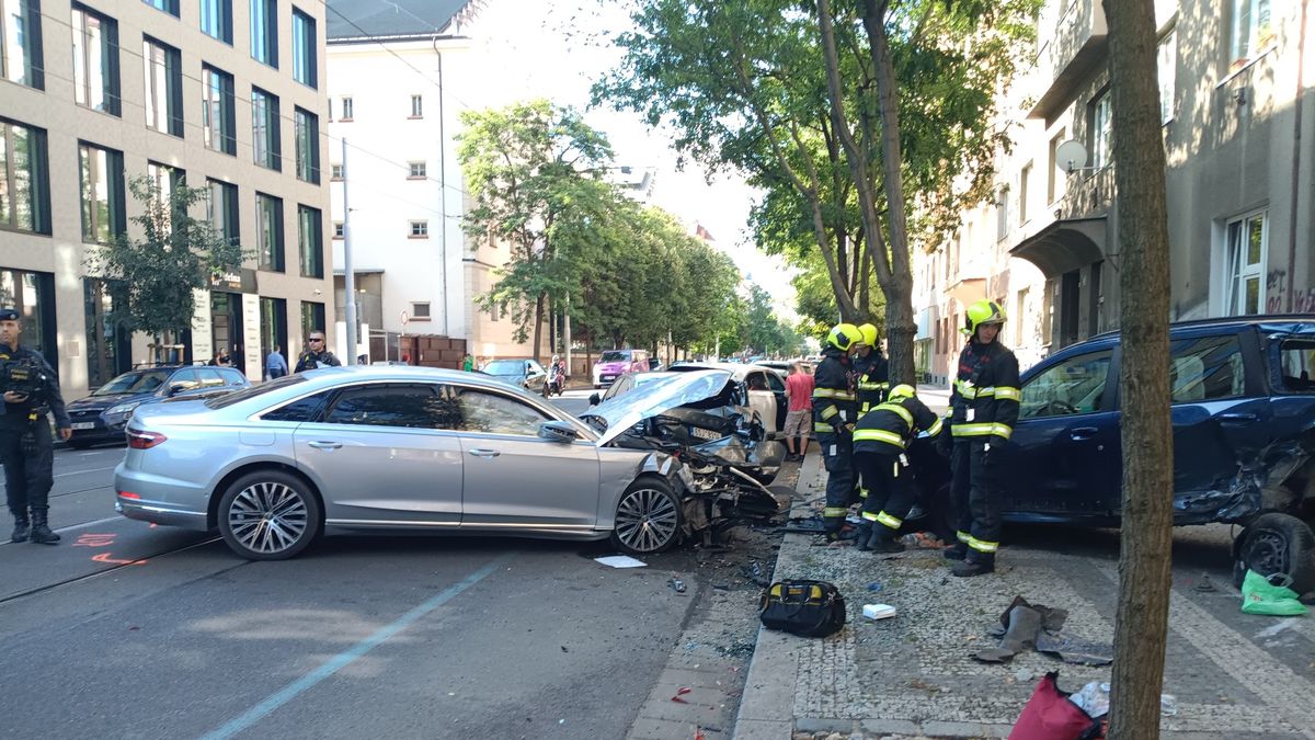 Pět aut v sobě v pražských Holešovicích. Nehoda blokuje tramvaje