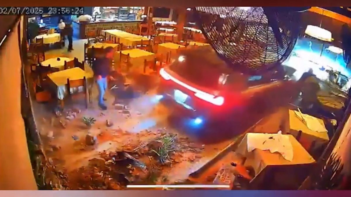 Peruánec vjel autem do restaurace poté, co ho vyhodili kvůli rvačce. Zachytila to kamera