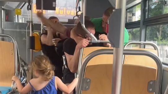 Revizoři se v ostravském trolejbusu poprali s rodinou s malými dětmi