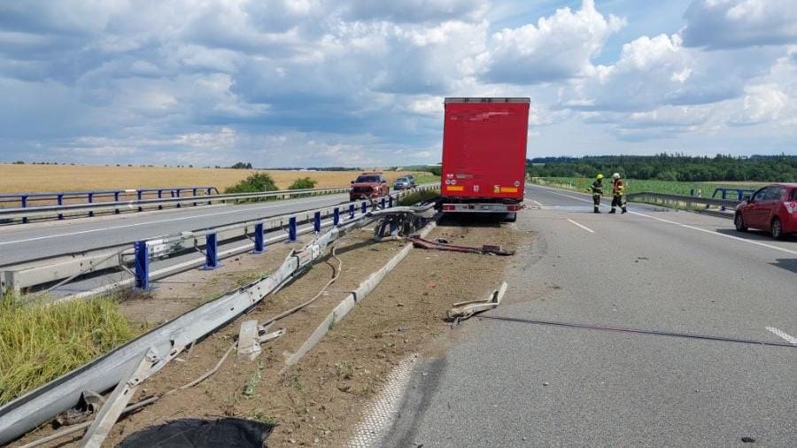 D1 na Vysočině stojí, kamionu praskla pneumatika a havaroval