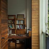 Pracovna s knihovnou dávají nahlédnout osobnost majitele a odhalují i důvod, proč architekt projekt nazval Učencova vila.