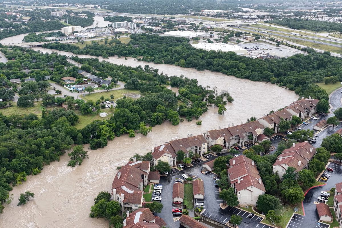 Počet obětí prudkých záplav v Texasu překročil padesát