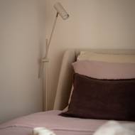 Umělé osvětlení u lůžka má být polohovatelné, s možností regulovaného stmívání.