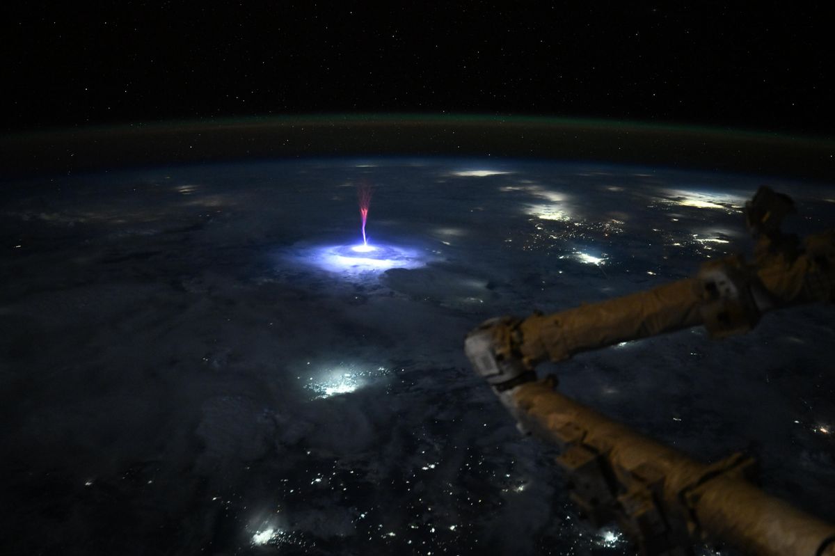 Astronautka pořídila z paluby ISS unikátní snímek rudého skřítka  