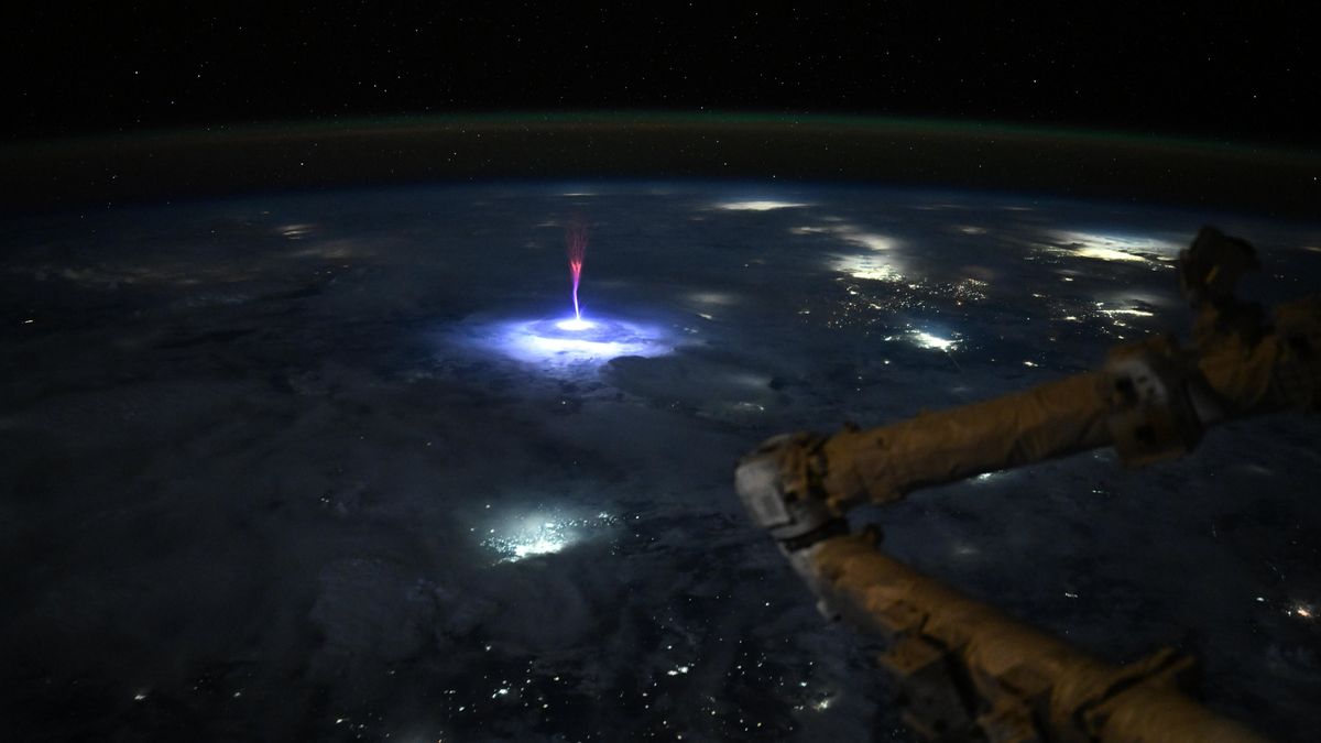 Astronautka pořídila z paluby ISS unikátní snímek rudého skřítka