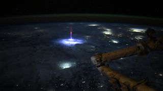 Astronautka pořídila z paluby ISS unikátní snímek rudého skřítka  