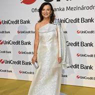 Ve stříbrných maxi šatech na jedno rameno si nenechala ujít ani UniCredit party.