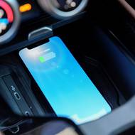 Prostor je ale ventilován, a tak se telefon nepřehřívá ani při použití Apple Carplay. To dnes není samozřejmost.