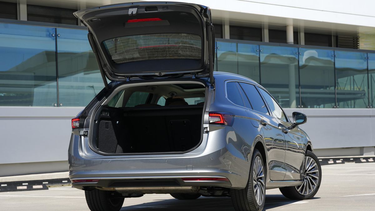 Nejen škrabka a deštník. Nová Škoda Superb je plná skrytých vychytávek