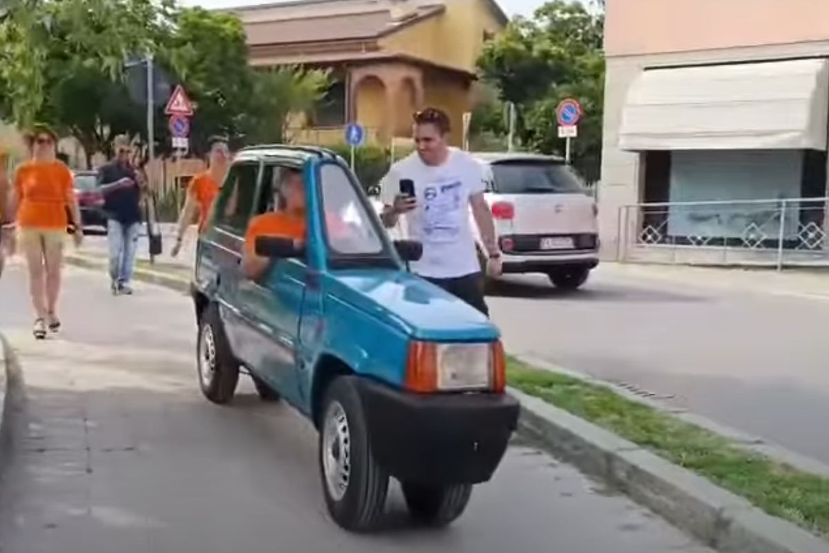 Nejužší auto na světě je široké jen půl metru, uveze dva lidi a zaparkuje téměř kdekoliv