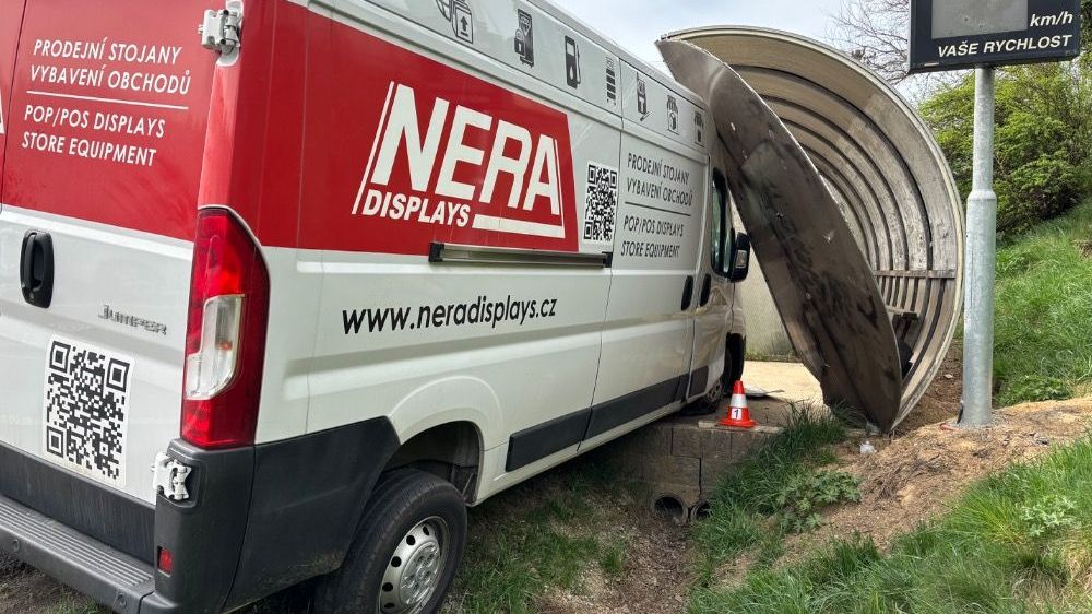 Lažany dělí rušný tah Brno-Svitavy, auta po haváriích končí na chodnících