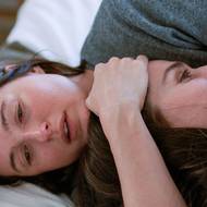 Renate Reinsveová (vlevo) představuje herečku Noru, jež se namísto otce opírá o svou mladší sestru Agnes v podání Lilleaasové.