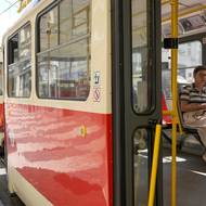 Někteří lidé zůstávali v nepojízdné tramvaji sedět.