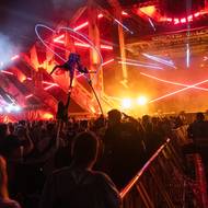 Artistka přebírá od návštěvnice festivalu mobil, aby ji vyfotila.