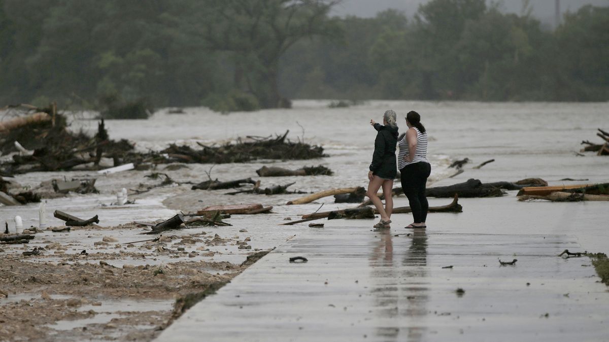 Ženu z Texasu unášela rozvodněná řeka 30 kilometrů