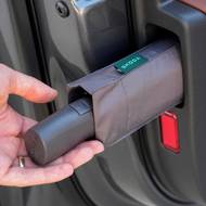 Opředen legendami je také deštník ve dveřích…