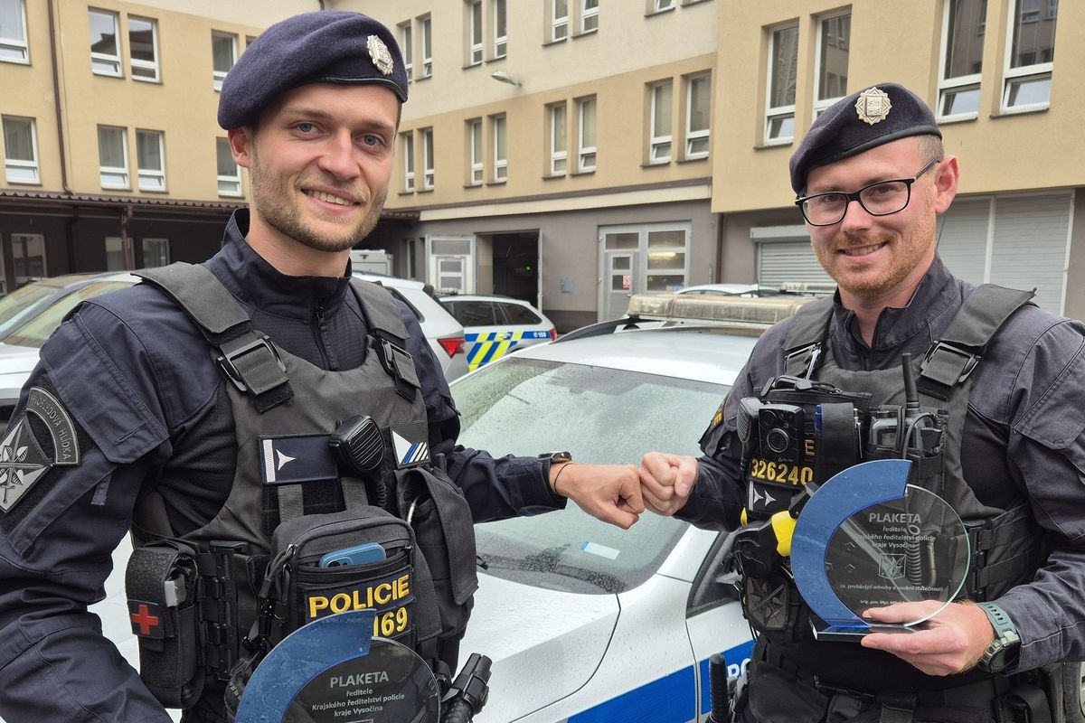 Osmdesátník se na Vysočině bodal nožem do břicha, policisté ho museli zpacifikovat