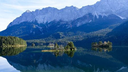 Šestiletý chlapec spadl na alpském jezeře ze šlapadla a nevynořil se. Stejně skončil otec, který skočil za ním
