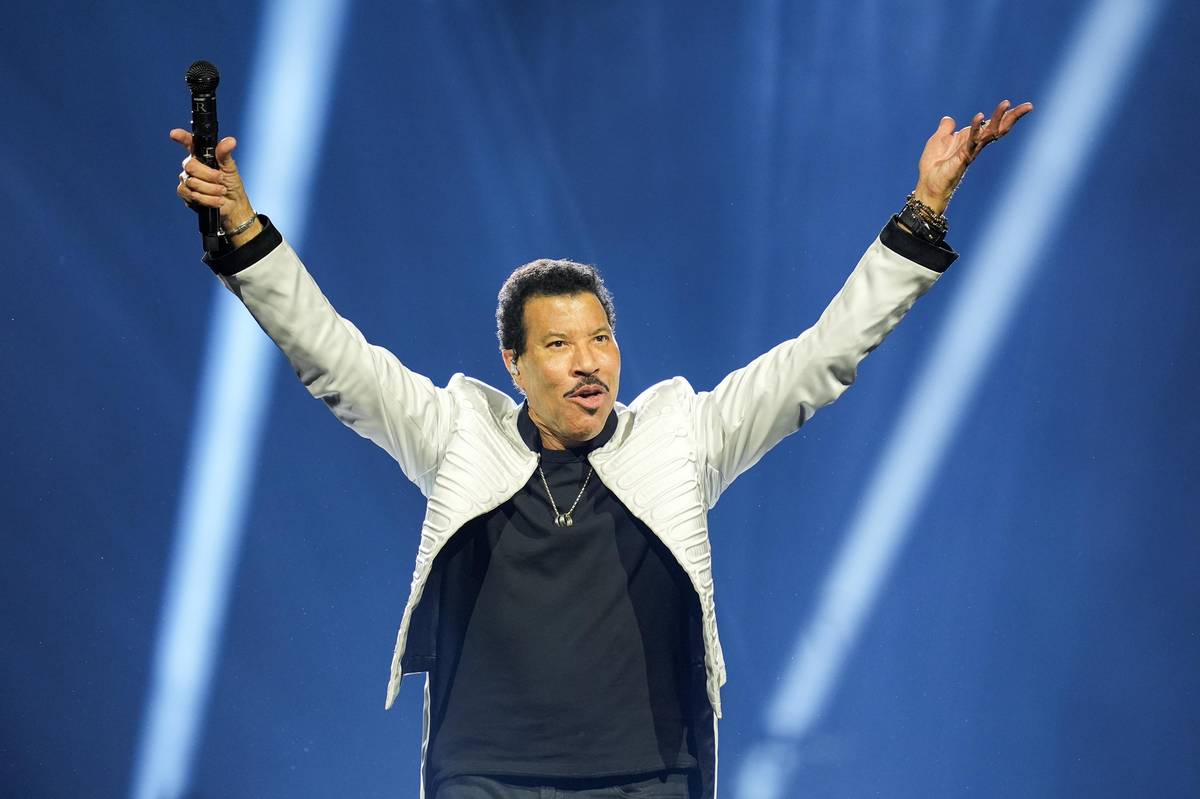 Americký zpěvák Lionel Richie vystoupil v pražské O2 areně.