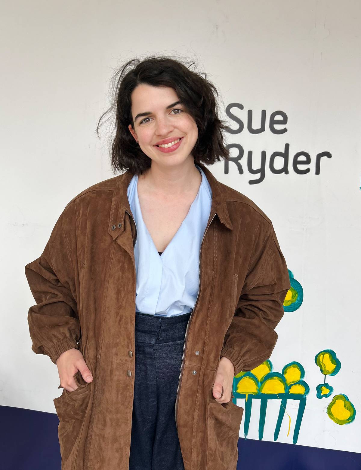 Kabát do aukce Sue Ryder věnovala například přední česká módní designérka Ivana Mentlová (na fotce herečka Antonie Martinec Formanová).