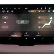 Vyhřívání čelního okna však není k dispozici jinak než po rozkliknutí menu.